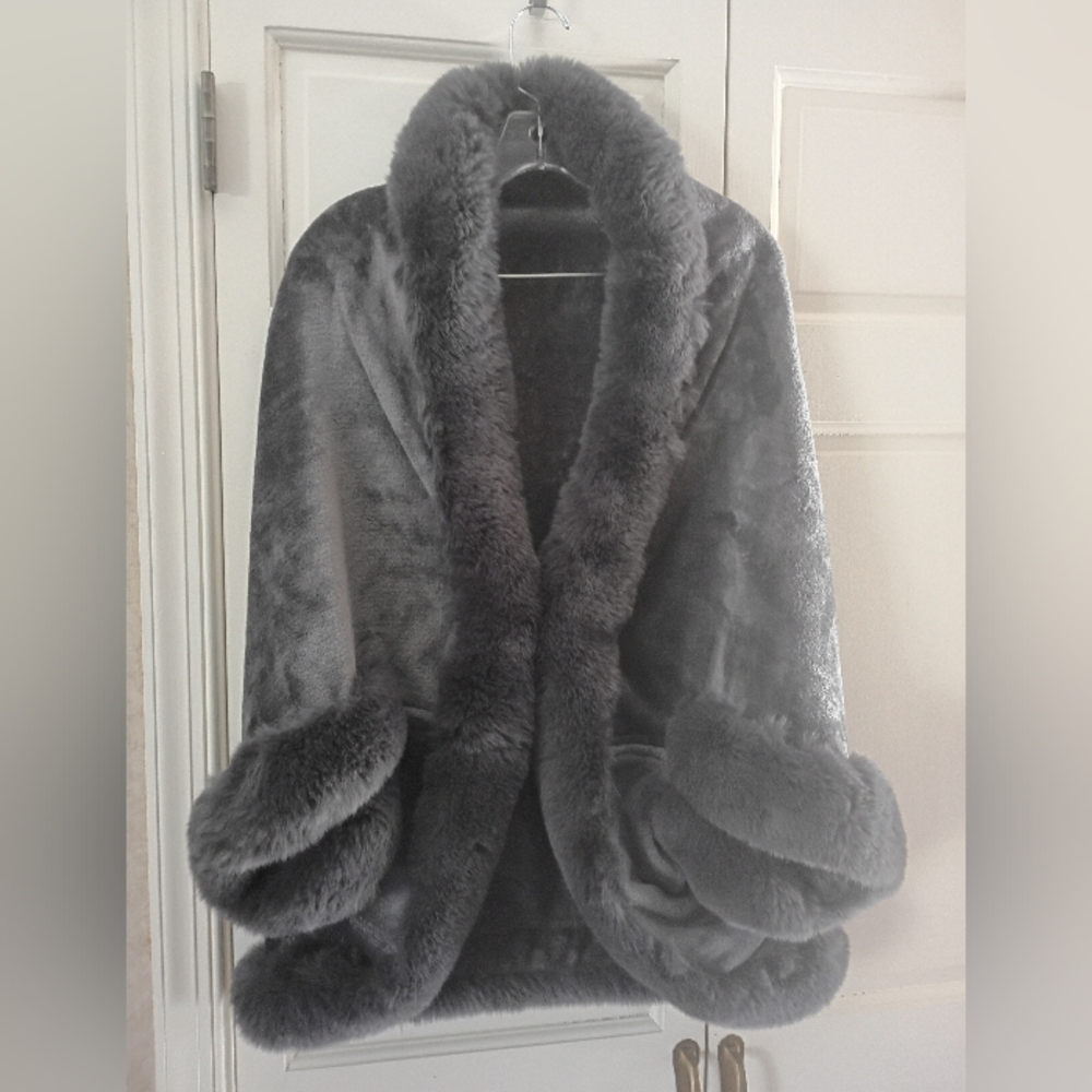 Luxurious Gray Faux Fur Coat.New No Tag